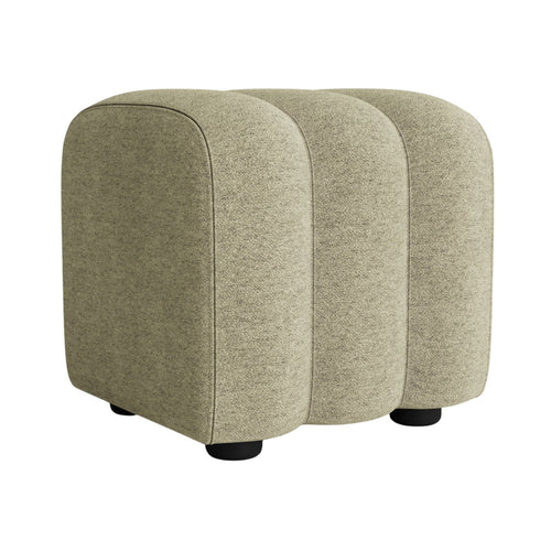 Chill yağ yeşili şönil kumaşlı dilim dikiş detaylı kare puf, siyah ahşap ayaklarla, 45x45x45 cm ölçülerinde.