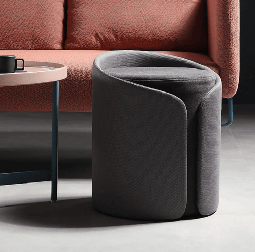 Gri keten kumaşlı yuvarlak mini sırtlı kavisli puf, modern oturma alanları için ideal.