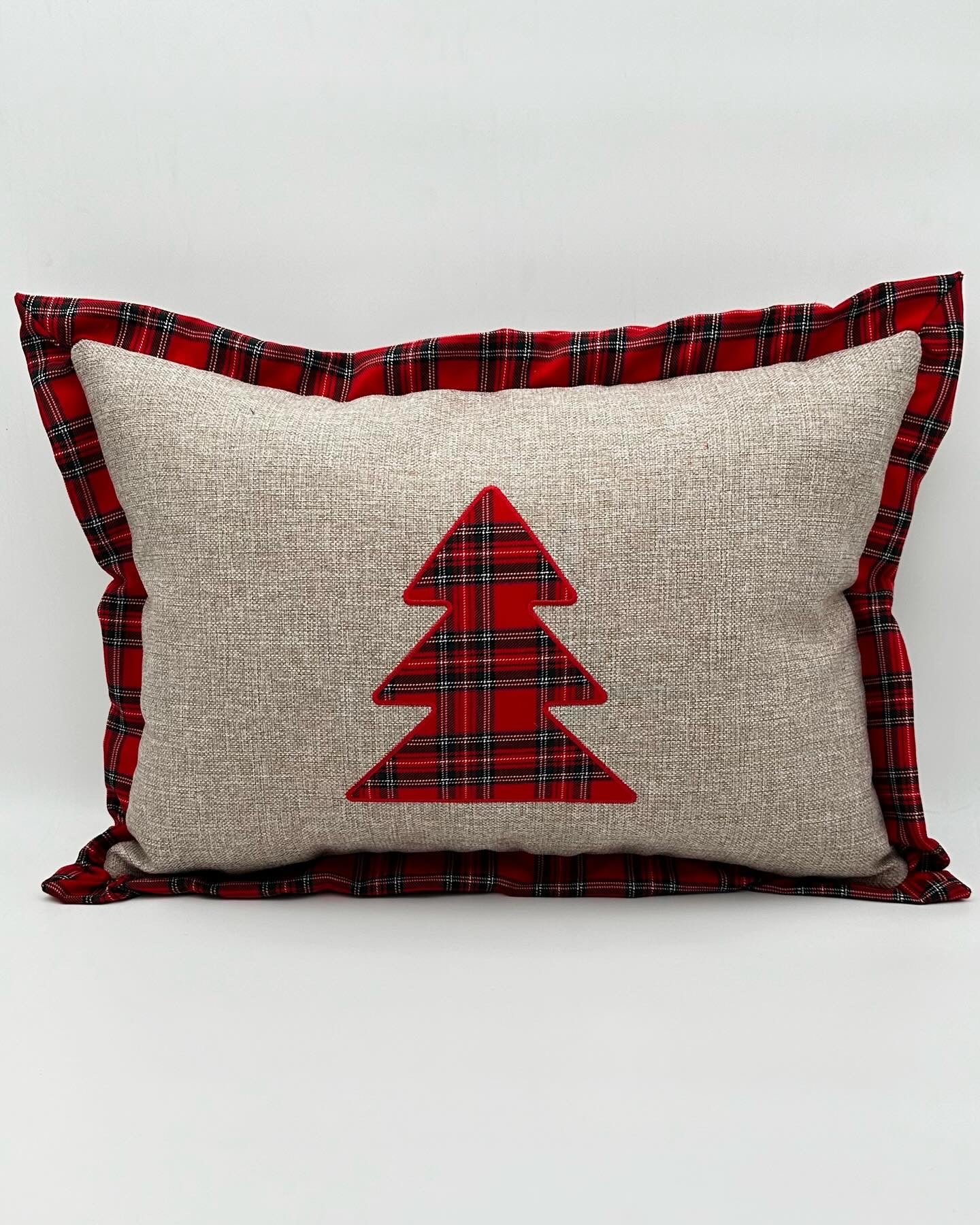 Kırmızı Çam Ağacı Ekose Aplikeli Yılbaşı Konsepti Dikdörtgen Kırlent