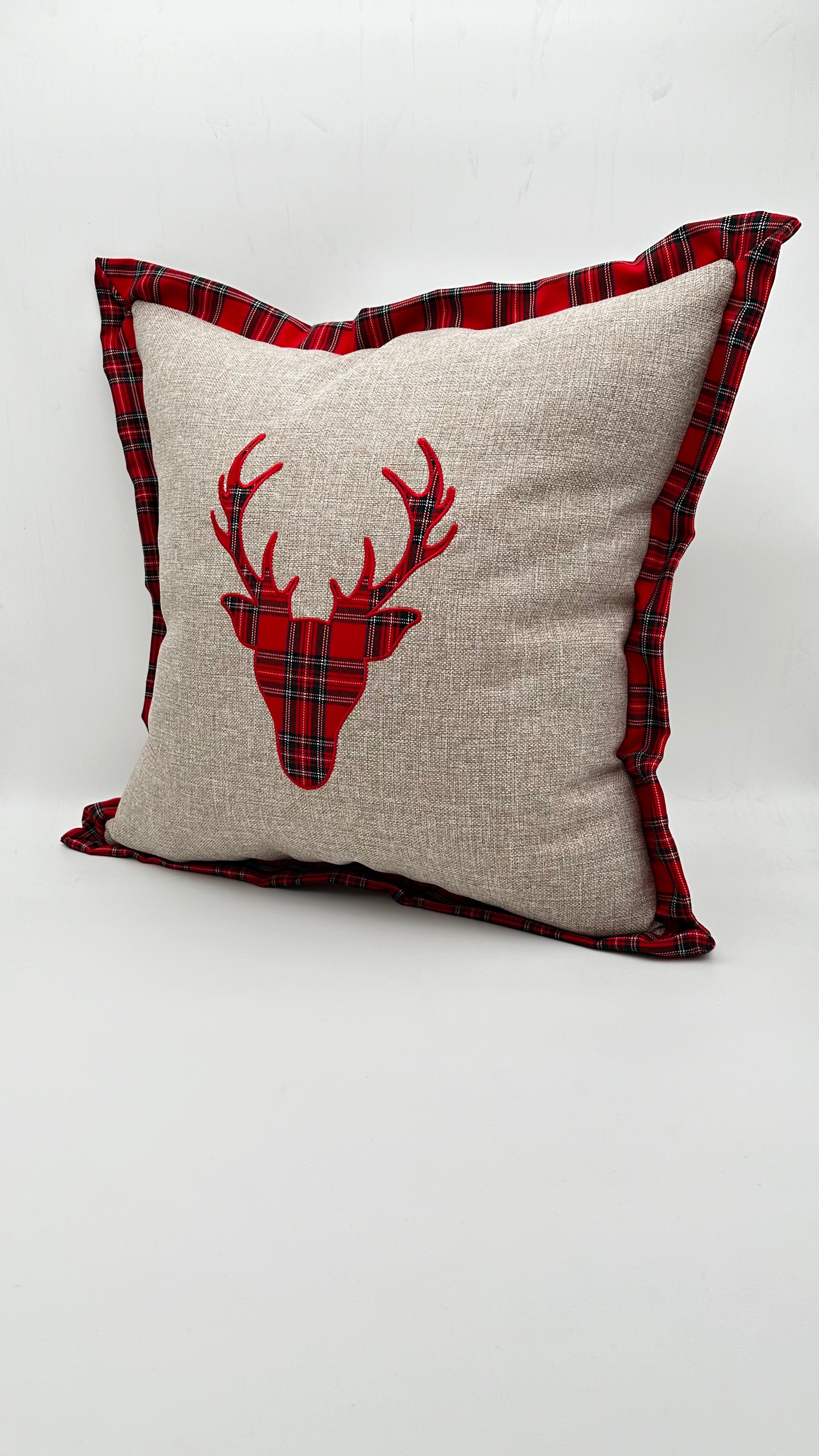 Kırmızı Çam Ağacı Ekose Aplikeli Yılbaşı Konsepti Kare Yastık Kırlent