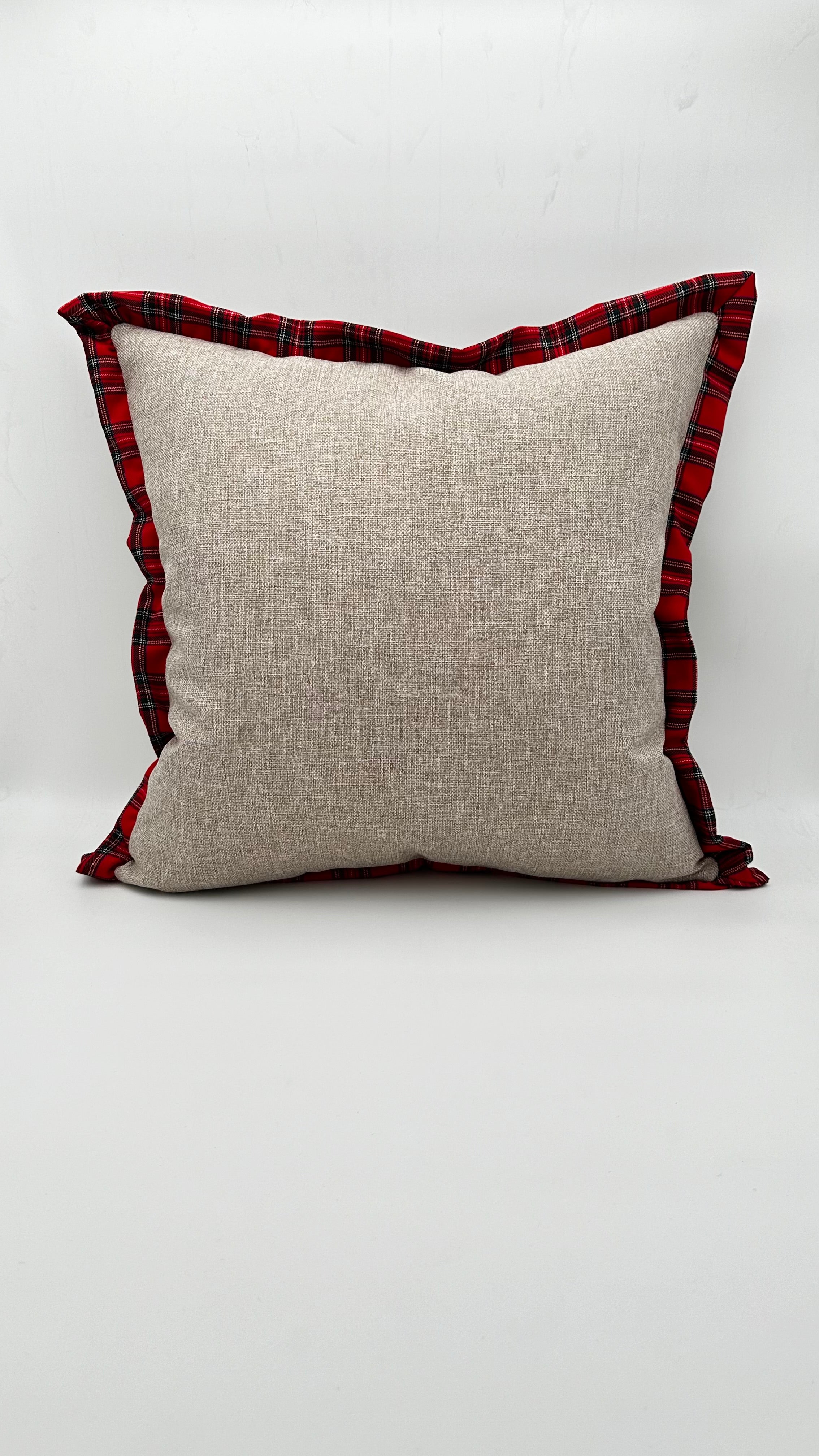 Kırmızı Çam Ağacı Ekose Aplikeli Yılbaşı Konsepti Kare Yastık Kırlent