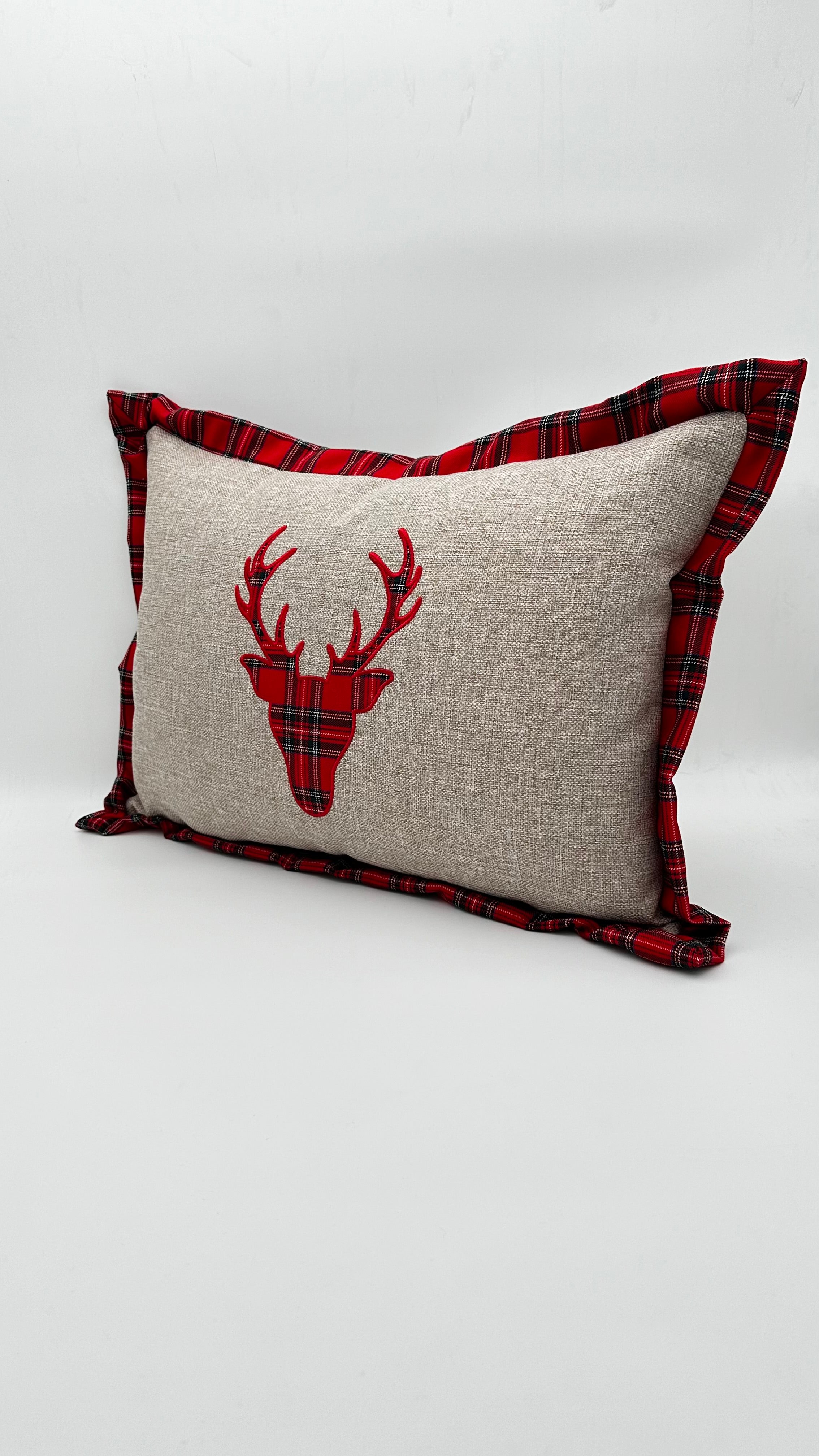 Kırmızı Geyik Ekose Aplikeli Yılbaşı Konsepti Biyeli Keten Dikdörtgen Kırlent