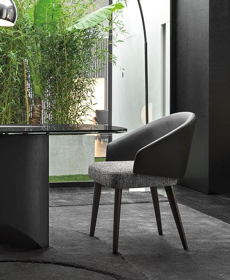 Lawson suni deri ve keten kumaşlı sandalye, konik ahşap ayaklarıyla modern bir oturma alanı için ideal.