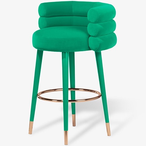Yeşil süet kumaşlı modern bar sandalyesi, ahşap ayaklar ve metal detaylarla şık bir tasarım.