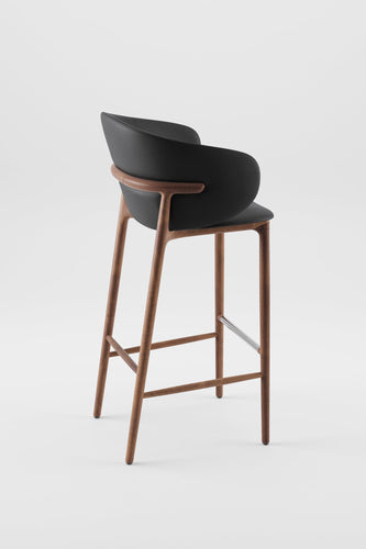 Mela siyah suni deri bar sandalyesi, ahşap ceviz rengi metal detaylar ile modern tasarım.