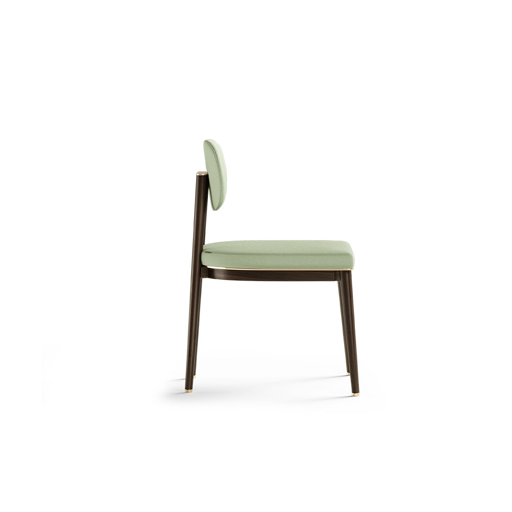 Oscar green velvet upholstered wooden chair with dark walnut finish and brass details, side view, dimensions 53x57x82 cm.