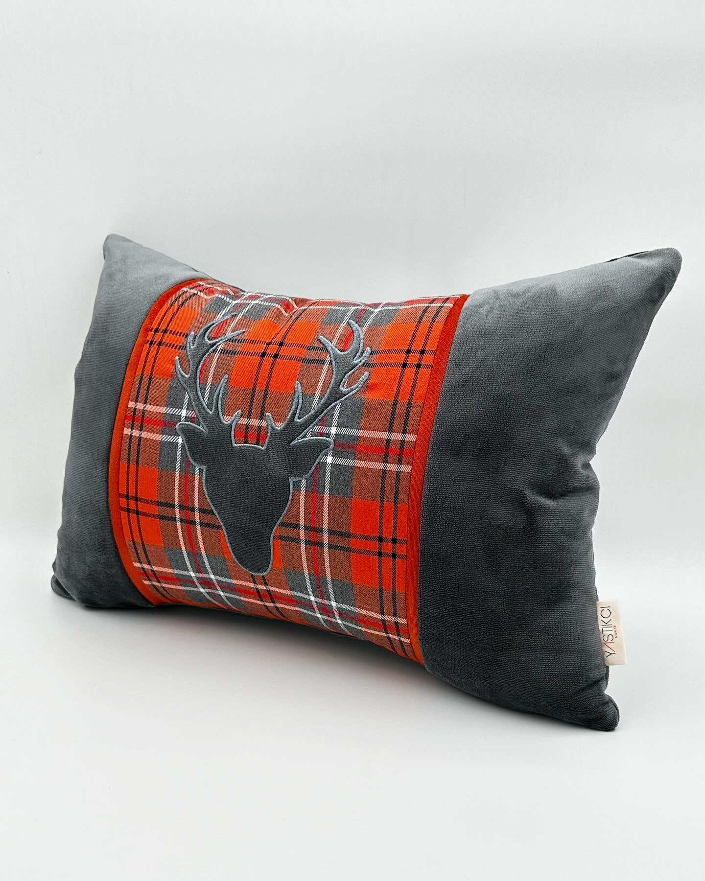 Gri Turuncu Ekoseli Geyik Nakışlı Yılbaşı Yeni Yıl Yastık